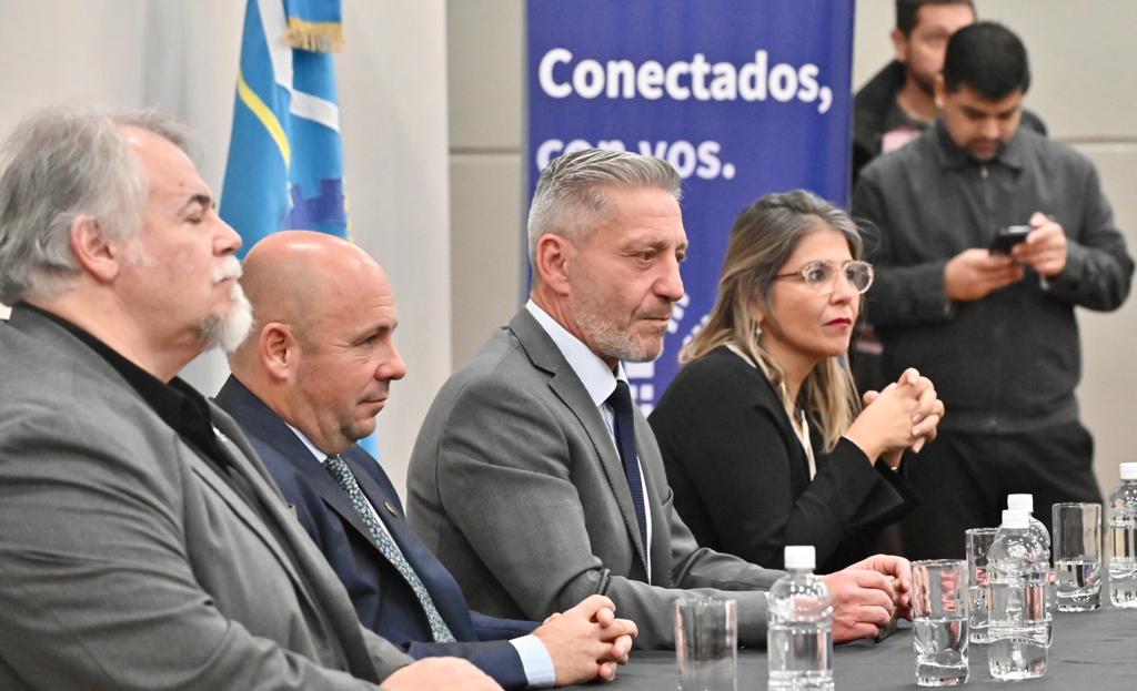 Arcioni y Sastre suscribieron un convenio para dar cumplimiento a la Ley&nbsp;Micaela