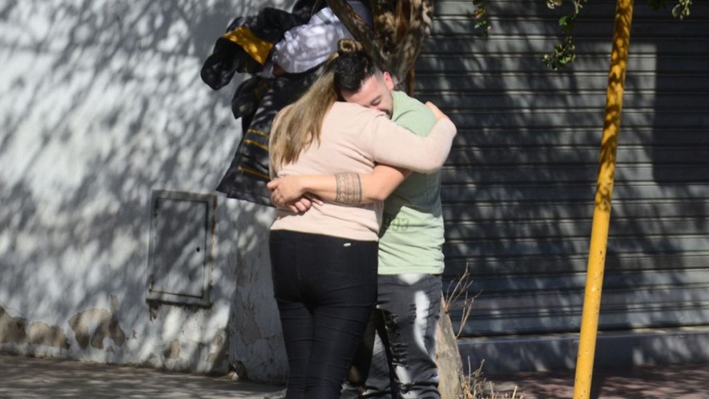 #TRAGEDIA | PONÍA UN CARTEL PUBLICITARIO, SE ELECTROCUTÓ, CAYÓ DESDE DOS METROS Y&nbsp;MURIÓ