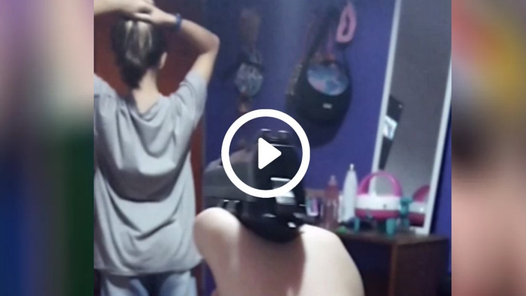 CHICO DE 11 AÑOS SE GRABÓ CON UN ARMA AMENAZANDO A SUS COMPAÑEROS DE CLASE APUNTÁNDOLE A SU HERMANA EN LA&nbsp;NUCA