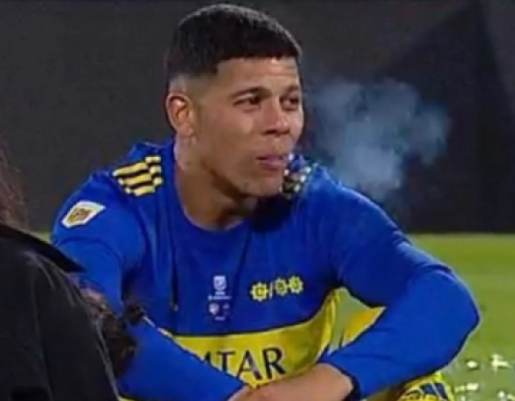 Viral : Marcos Rojo fumando en la cancha tras el&nbsp;triunfo