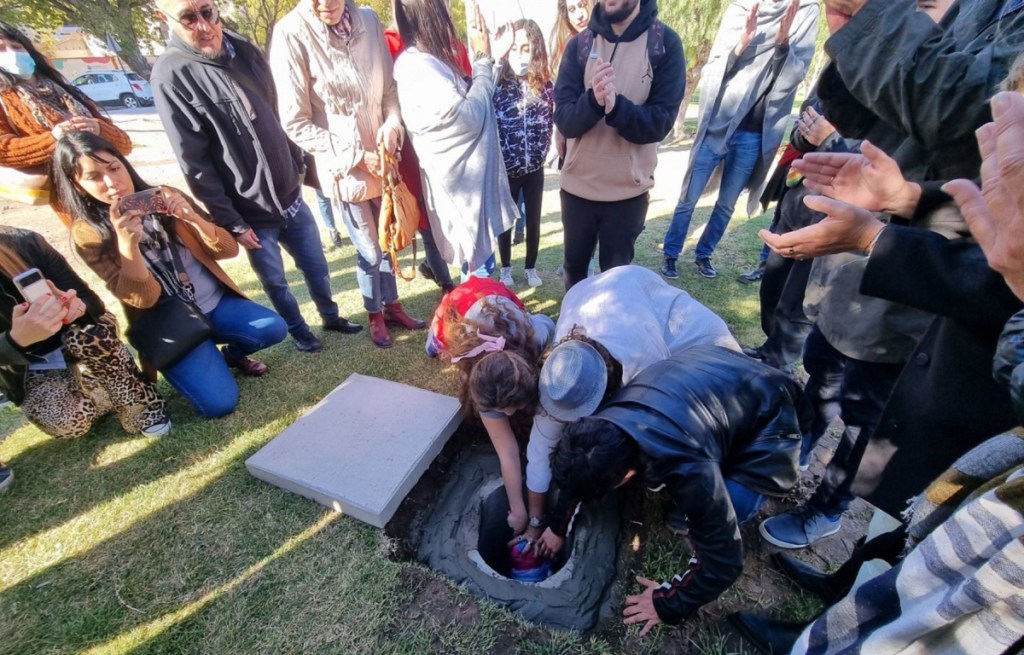 Entierran una cápsula del tiempo con testimonios de vida de la comunidad&nbsp;trans