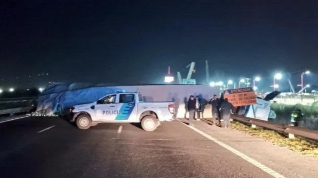 Un chofer murió aplastado al volcar con su camión en la&nbsp;Panamericana