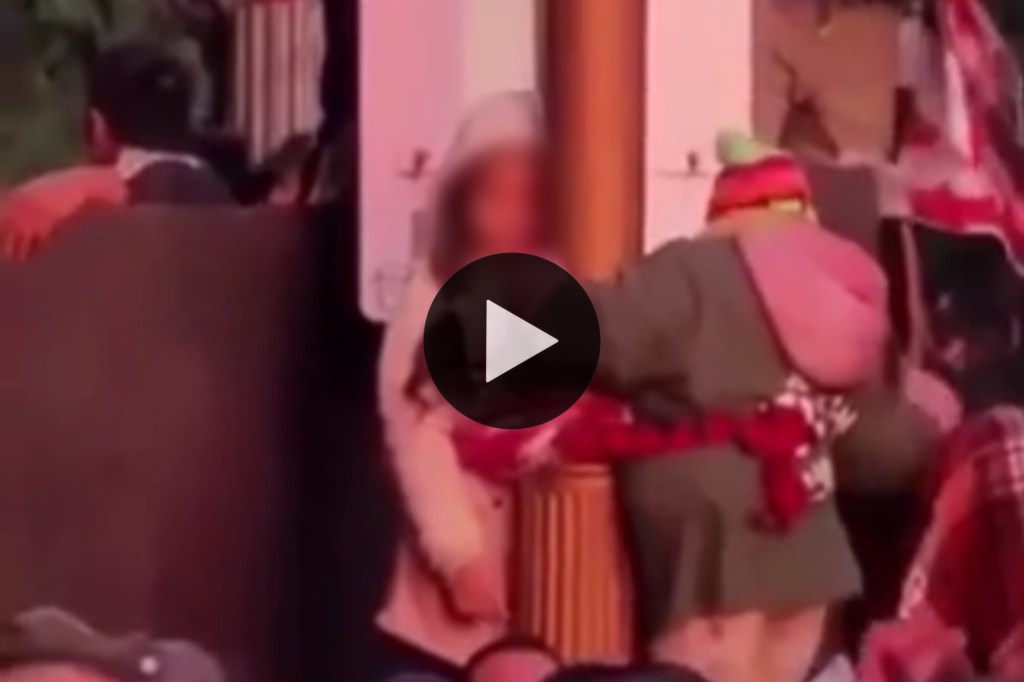 Video: ataron a sus hijos a un poste para ver el recital de la Mona&nbsp;Jiménez