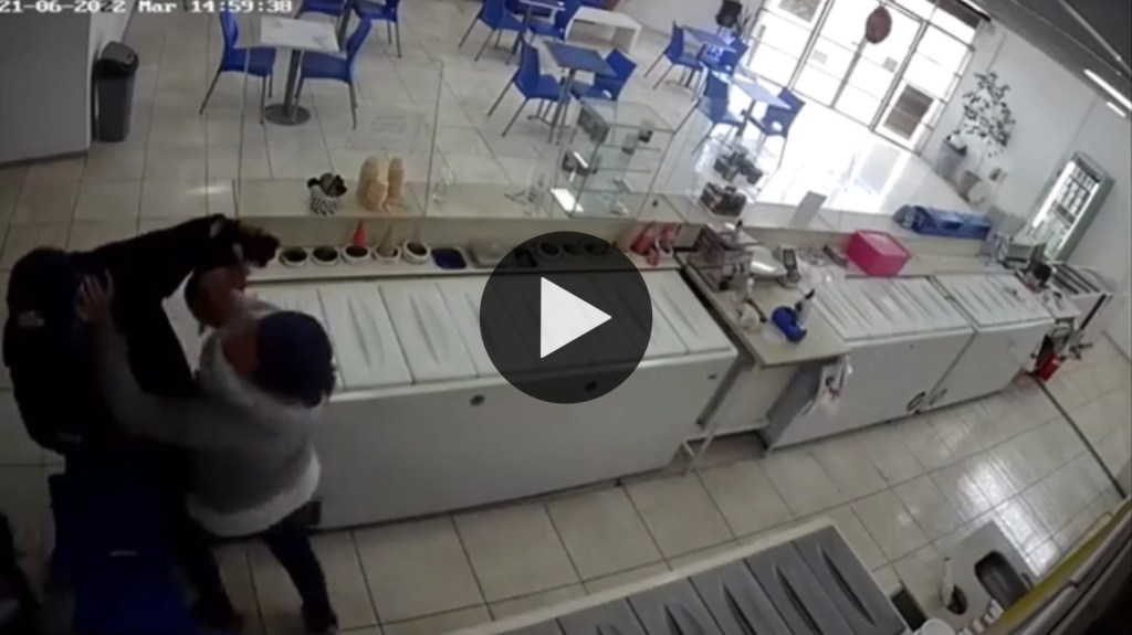 Video: cajera de una heladería se defendió a las trompadas de un intento de&nbsp;robo