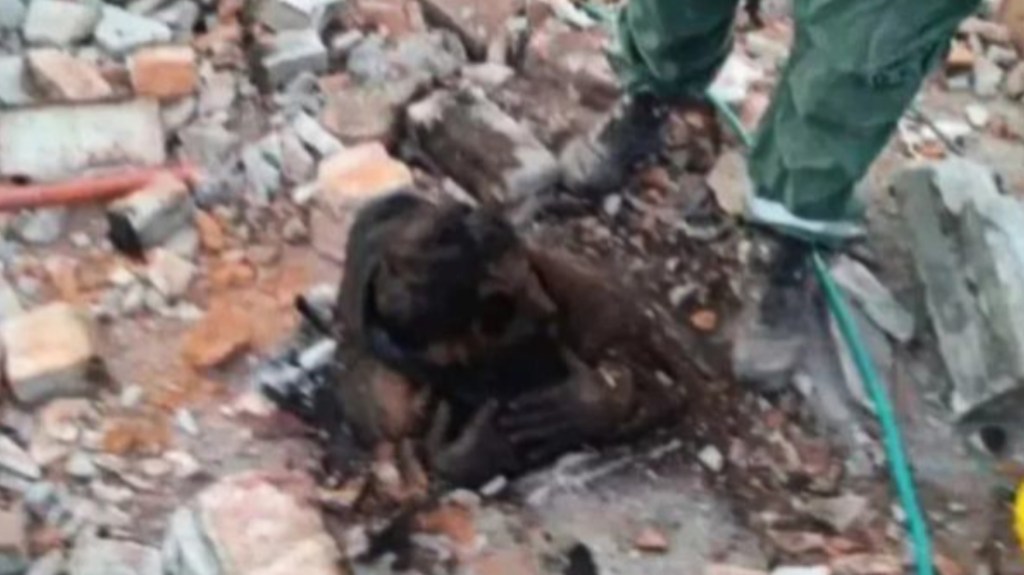 Insólito: trató entrar a la casa de su ex por la chimenea y quedó&nbsp;atascado