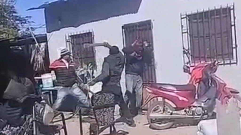 Su hijo mató a un hombre para robarle y una turba enfurecida lo asesinó a golpes y le prendió fuego la casa 