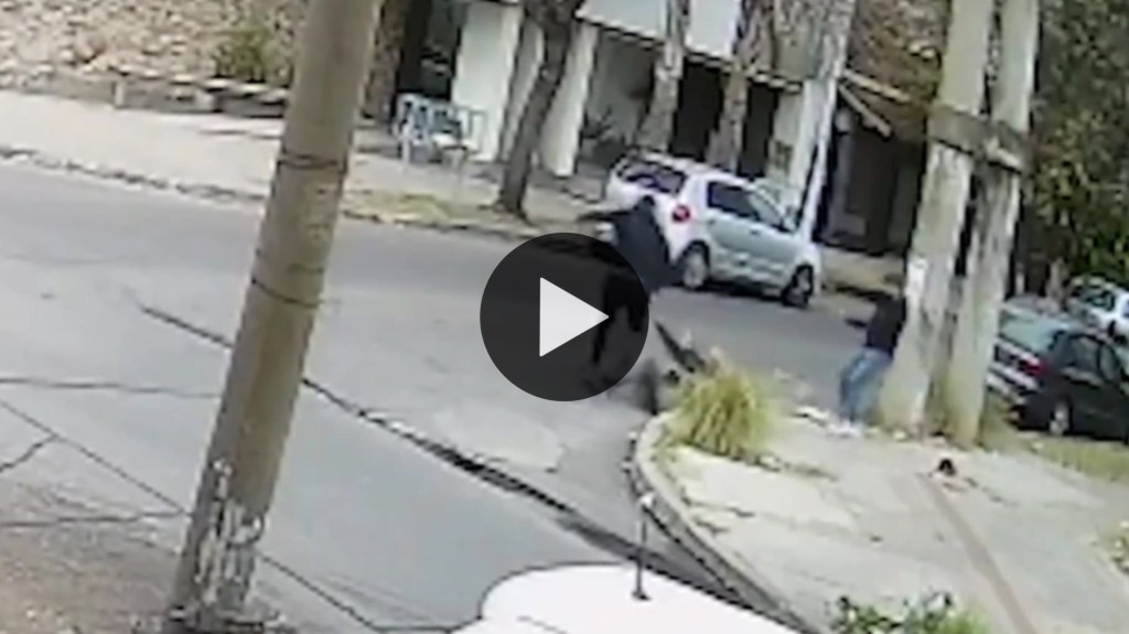 Video: le robaron a un comerciante para robarle, persiguió a los delincuentes y atrapó a&nbsp;uno