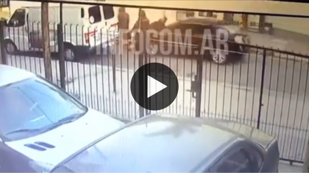 Video: manejaba el auto de su papá, atropelló a una familia y los dejó en gravísimo&nbsp;estado