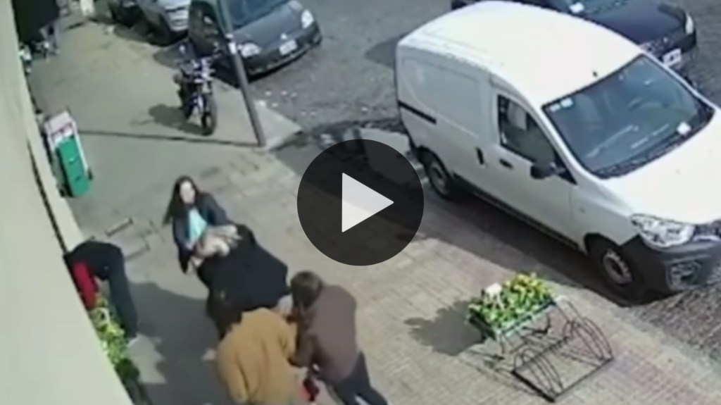 Video: una mujer golpeó a otra en la calle luego de una discusión de&nbsp;tránsito