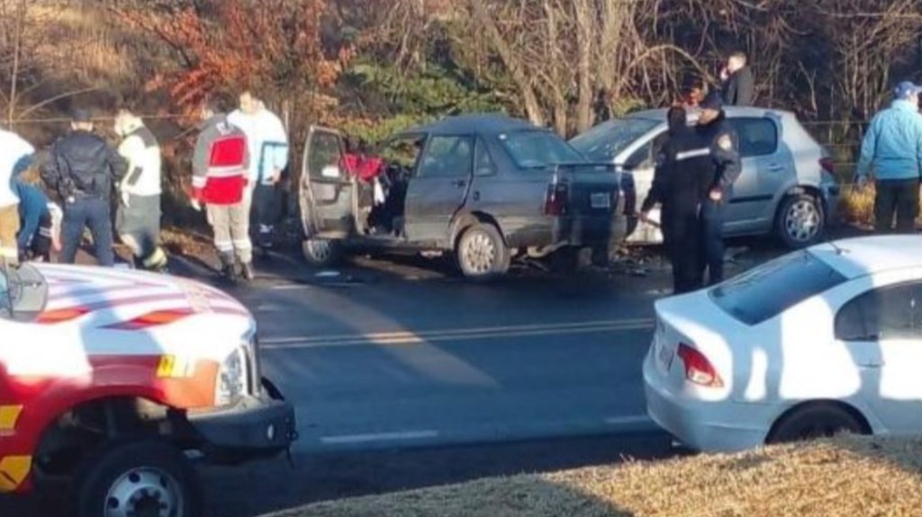 Por esquivar un perro se cruzó de carril, chocó con otro auto y mató a su&nbsp;pareja