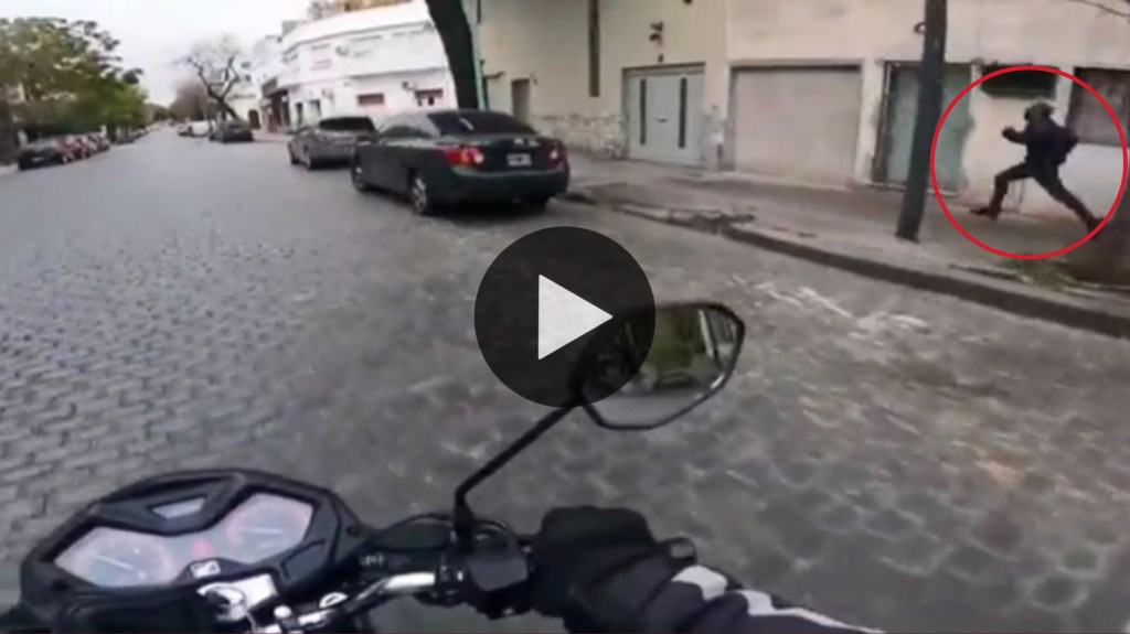 Video: un motociclista persiguió a un ladrón, recuperó el celular robado, se lo devolvió a la dueña y se hizo&nbsp;viral