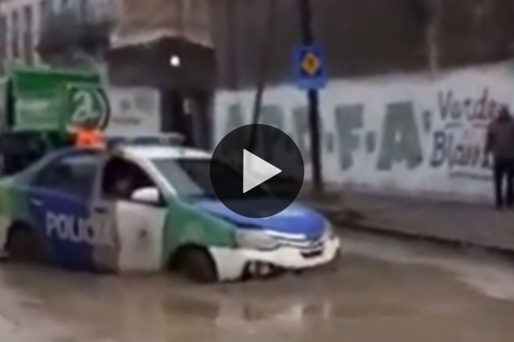 Video: un patrullero se hundió en una calle recién&nbsp;pavimentada