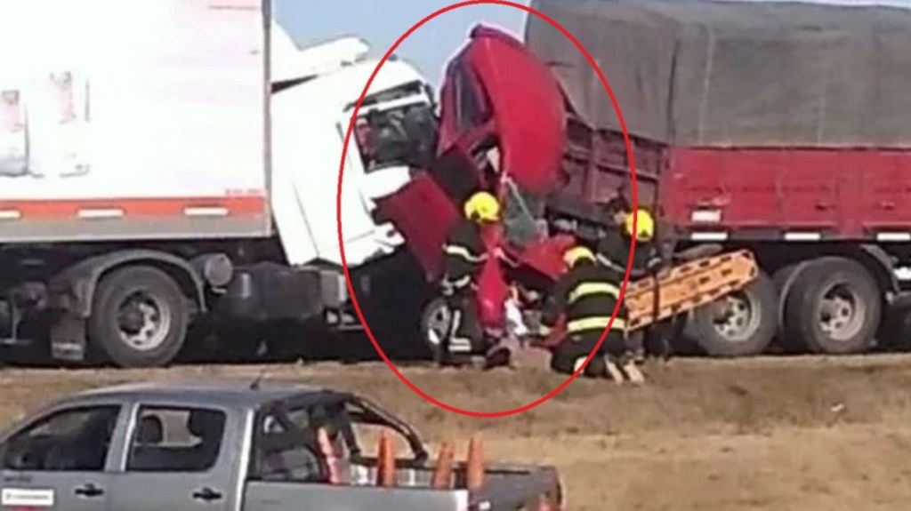 Terrible: dos camiones aplastaron a dos autos y mataron a tres personas, entre ellas un&nbsp;menor