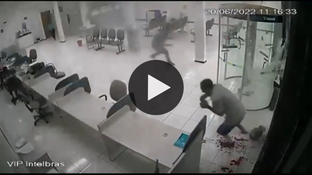 Video: quiso asaltar un banco, recibió un disparo en el cuello y murió&nbsp;desangrado