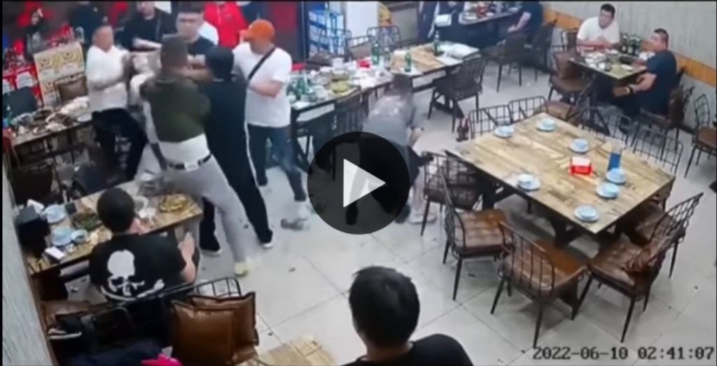 Video: varios hombres le dieron brutal paliza a tres mujeres en un restaurante&nbsp;chino