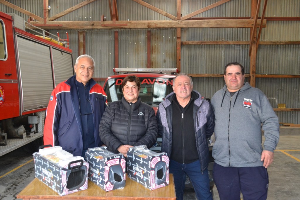 ENTREGARON BATERÍAS VEHICULARES A BOMBEROS VOLUNTARIOS DE&nbsp;DOLAVON