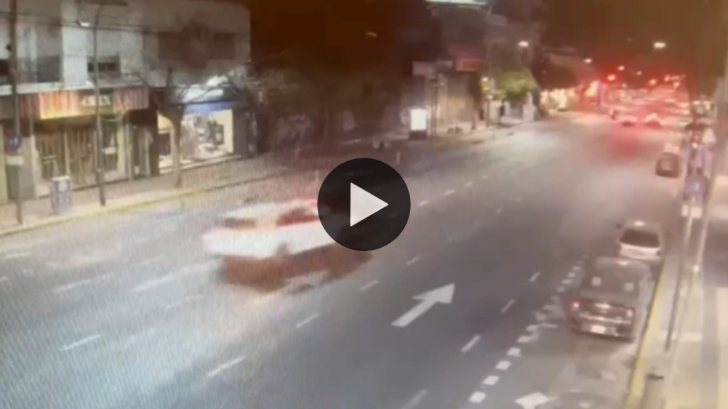 Video: manejaba borracha, chocó y volcó sobre la vereda de una transitada&nbsp;avenida