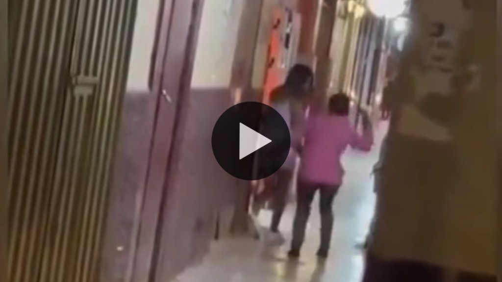 Video: una madre enfurecida sacó a cintazos a su hija de un boliche y se hizo&nbsp;viral