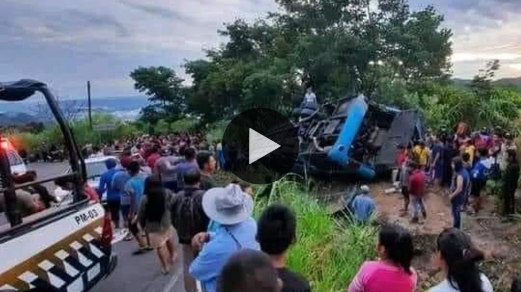 Video: 11 muertos al volcar un colectivo que volvía de una celebración&nbsp;religiosa