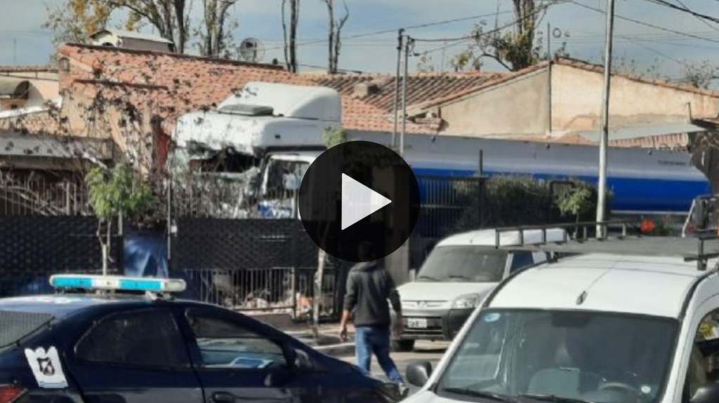 Video: un camión de YPF chocó contra cuatro autos y se estrelló en una&nbsp;casa