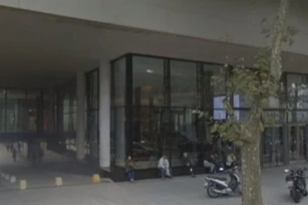 Un turista fue asesinado a puñaladas por adolescentes que tiraban hielos desde un&nbsp;edificio