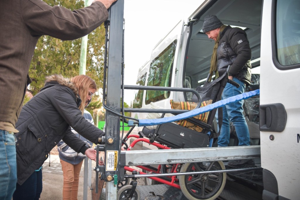 Dolavon presentó el minibus para adultos mayores y personas con&nbsp;discapacidad