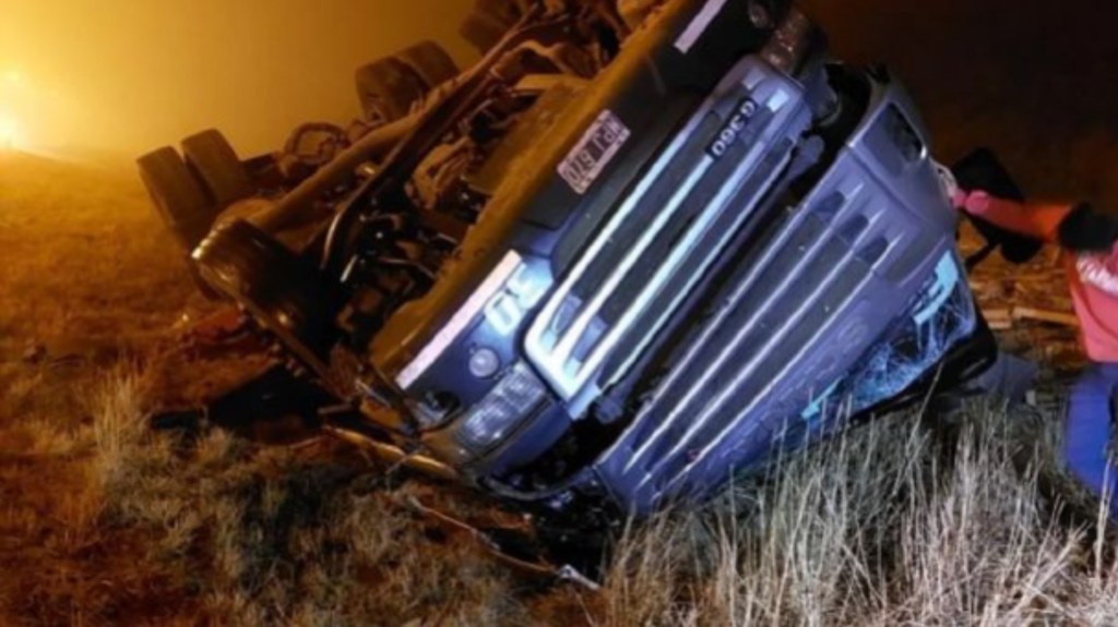 Un hombre murió al volcar su camión en San&nbsp;Luis
