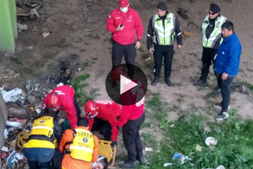 Video: dos limpiavidrios se pelearon y uno cayó al&nbsp;vacío