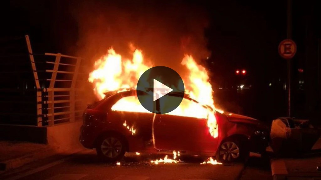 Video: chocó su auto contra un semáforo y se prendió&nbsp;fuego