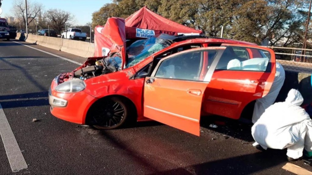 Chocó contra el guardarraíl, salió despedido por el techo del auto y murió en el&nbsp;acto