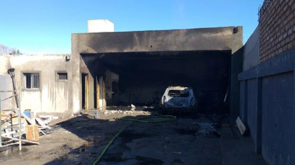 Enloqueció y quemó su casa, su quincho y dos&nbsp;autos