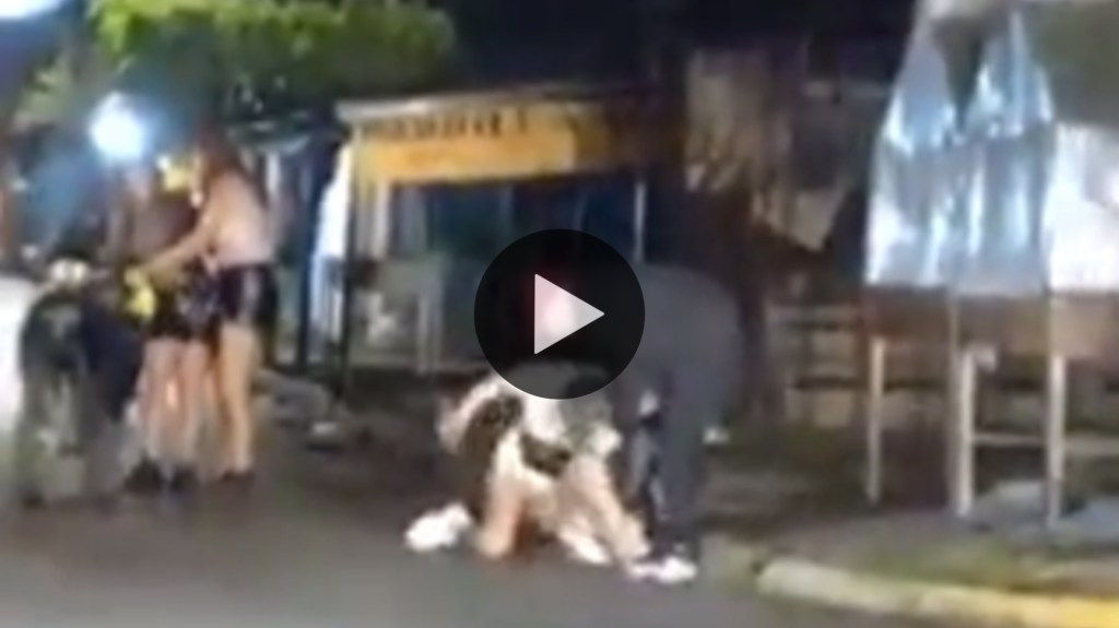 Video: un hombre junto a su novia golpearon salvajemente a su ex a la salida de un&nbsp;boliche