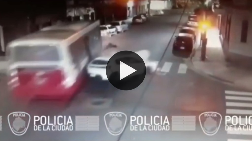 Video: un colectivo chocó con un auto, perdió el control y arrasó con cinco&nbsp;vehículos