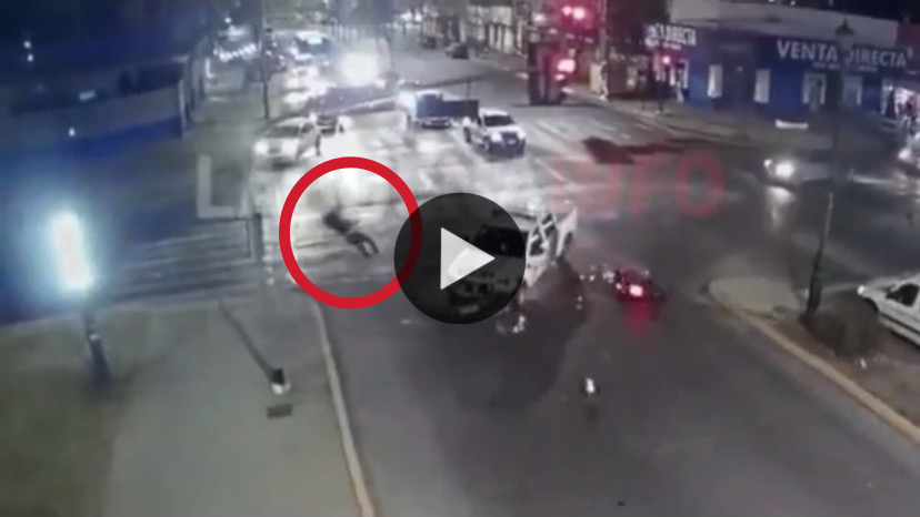 Video: un patrullero cruzó en rojo, chocó a un motociclista y lo hizo volar por los&nbsp;aires