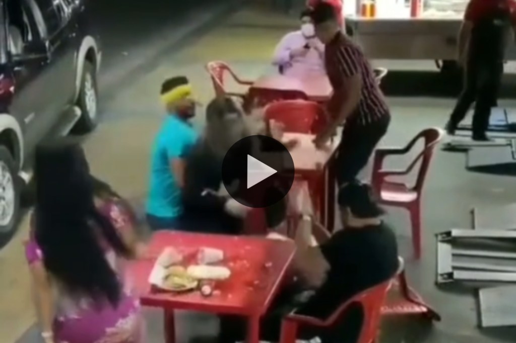 Video: comía hamburguesas con la amante, apareció su esposa y se armó un&nbsp;escándalo