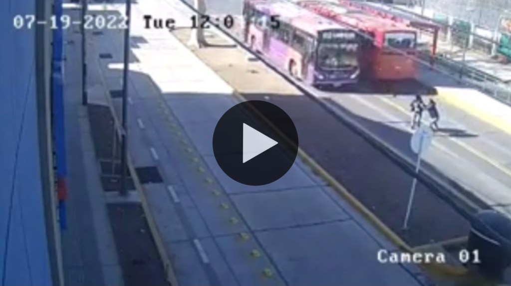 Video: un colectivo atropelló a dos personas y están en grave&nbsp;estado
