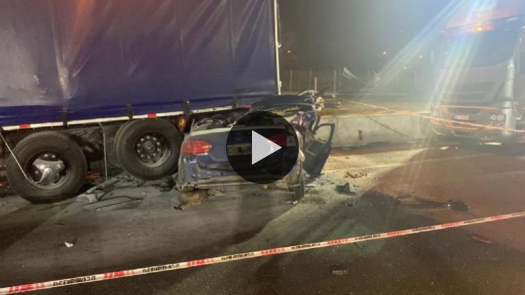 Video: tres muertos y un herido grave al chocar auto que perseguía la policía contra un&nbsp;camión