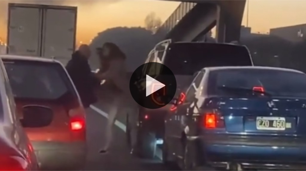 Video: le chocó la camioneta, se bajó y golpeó a la&nbsp;conductora