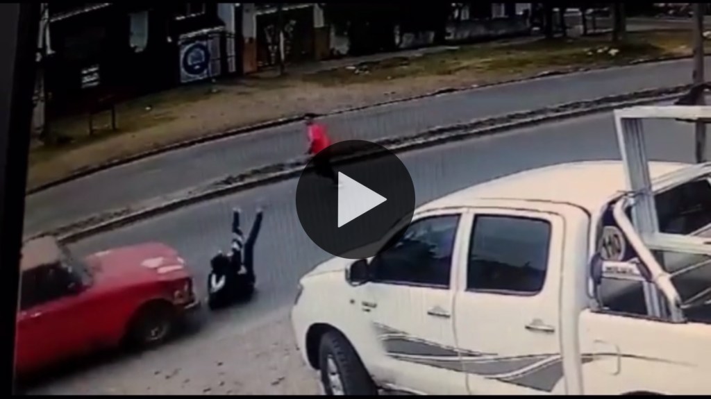 Video: intentaron robarle, quiso escapar y lo&nbsp;atropellaron