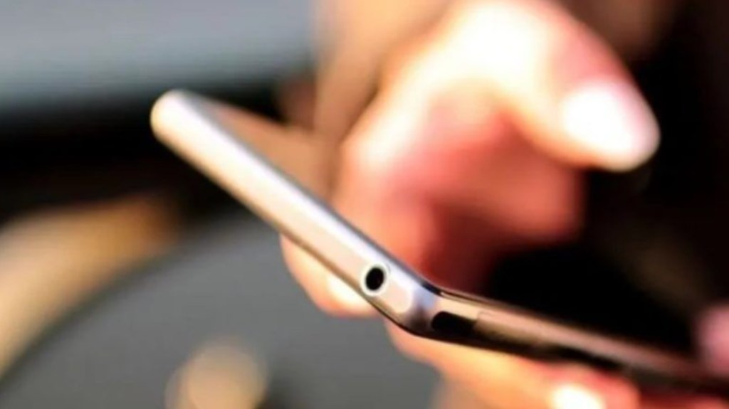 Le agarró el teléfono a su hija de 12 años y descubrió que era abusada por su&nbsp;expareja
