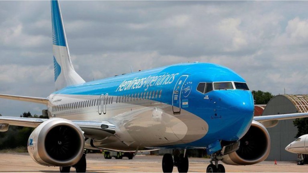Un avión de Aerolíneas aterrizó de emergencia en Comodoro por una amenaza de bomba y cerraron el aeropuerto 