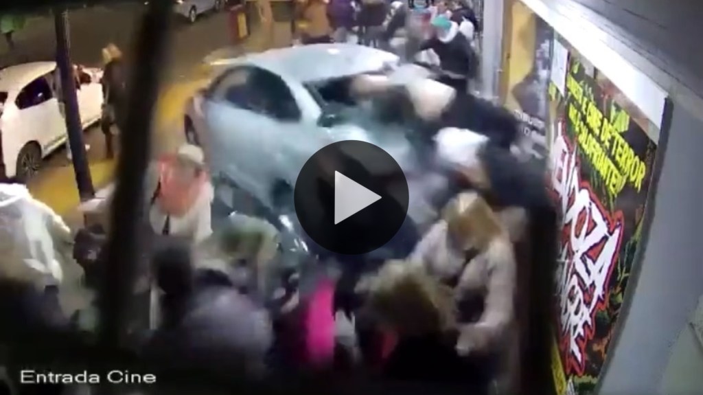 Video: perdió el control del auto y se estrelló contra la puerta de un teatro repleto de&nbsp;gente