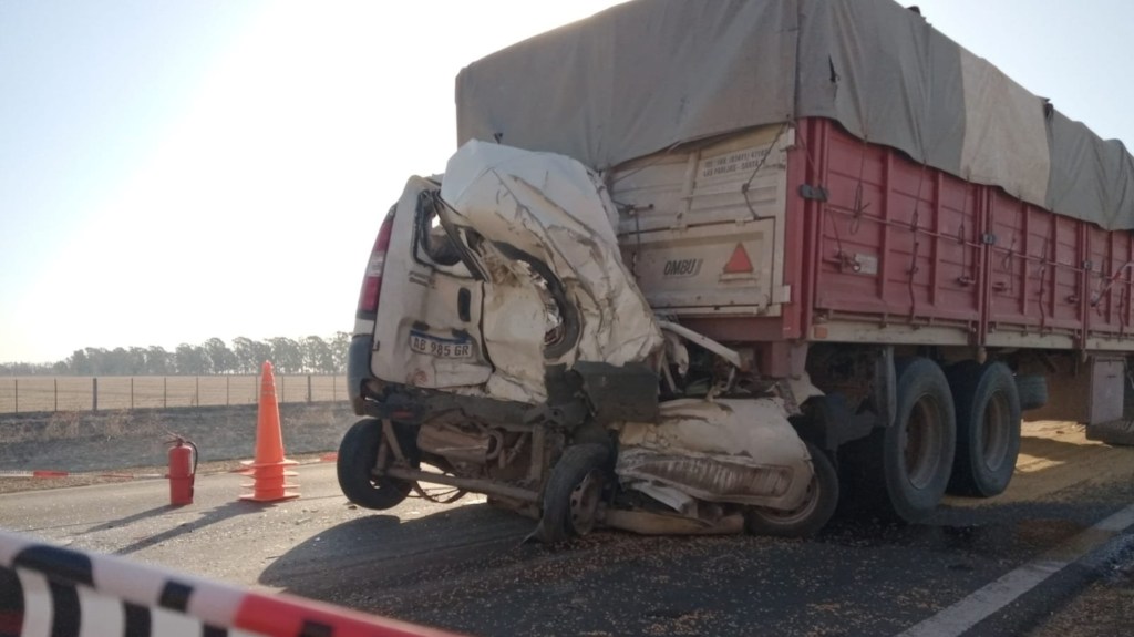 Un muerto y once heridos en un triple choque entre una camioneta, un camión cerealero y un&nbsp;colectivo