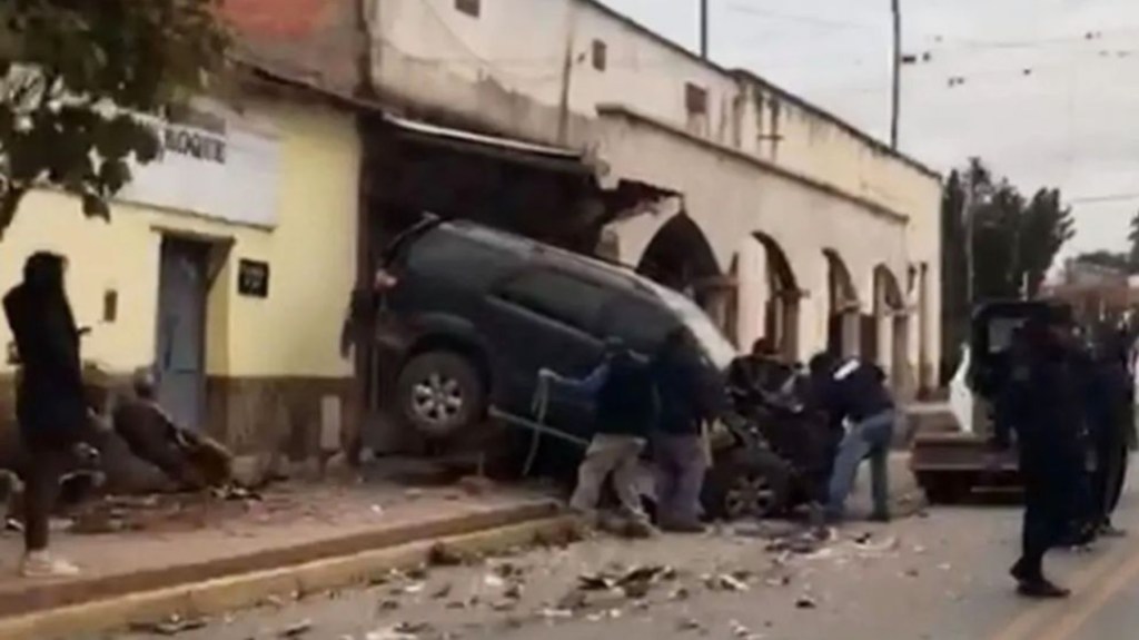 Colectivo chocó una camioneta y la incrustó en el frente de una&nbsp;casa