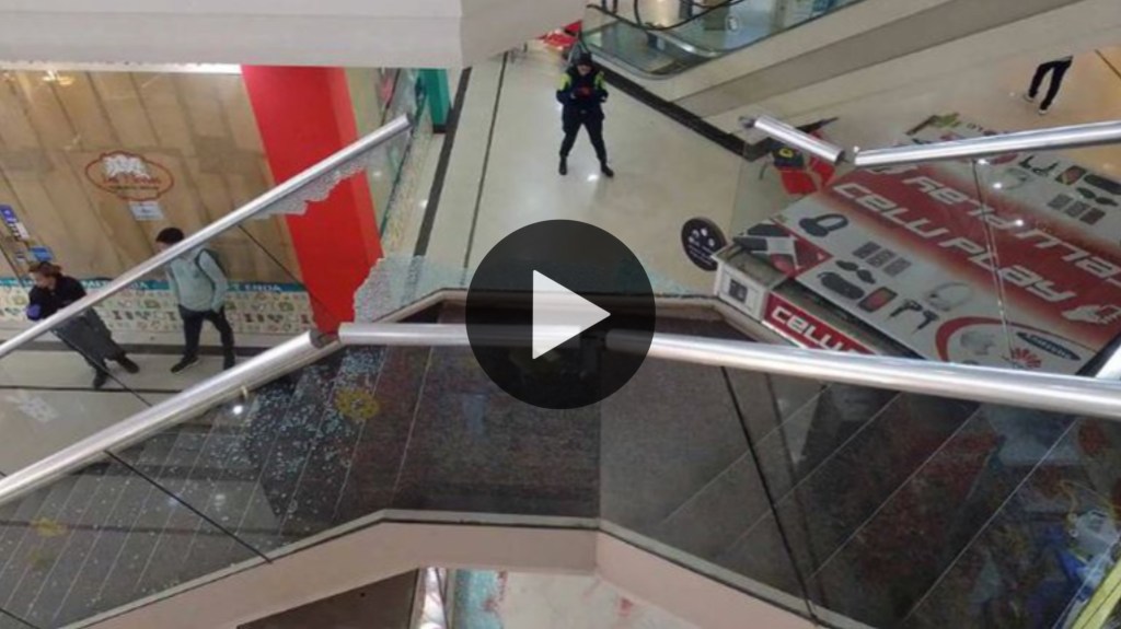 Video: trabajador de un shopping intentó evitar un robo y delincuentes lo tiraron de un primer&nbsp;piso