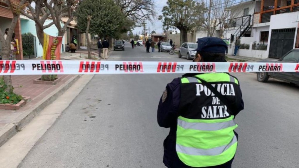 Dio a luz, escondió al bebé en una valija y su mamá lo encontró muerto y en estado de&nbsp;descomposición
