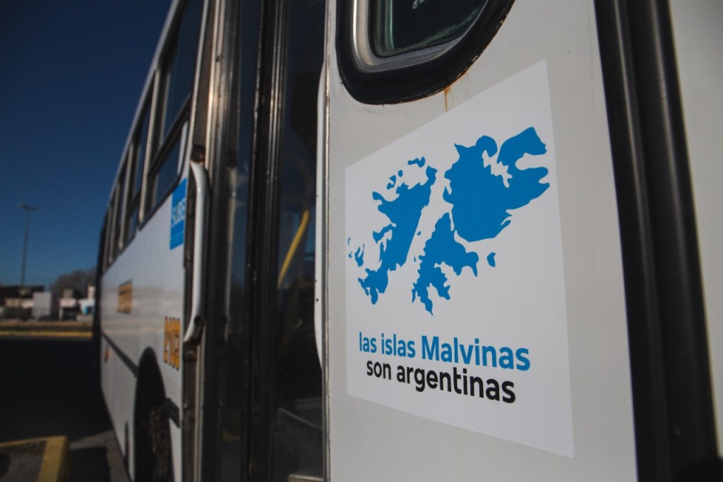 Cartelería en transporte urbano que incluye la leyenda “Las Islas Malvinas son&nbsp;argentinas”