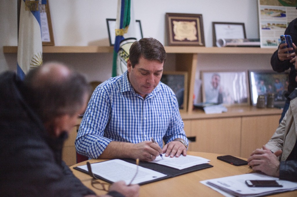 Rawson firmó el contrato para la pavimentación de la calle&nbsp;Mendoza