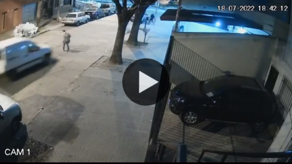 Video: persiguió al ladrón que le había robado a su mamá y lo atropelló con su&nbsp;camioneta