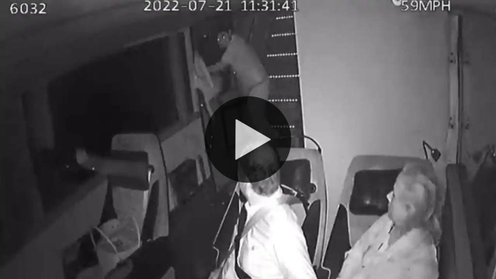 Video: un hombre murió al romper una ventanilla y tirarse de un colectivo en&nbsp;movimiento